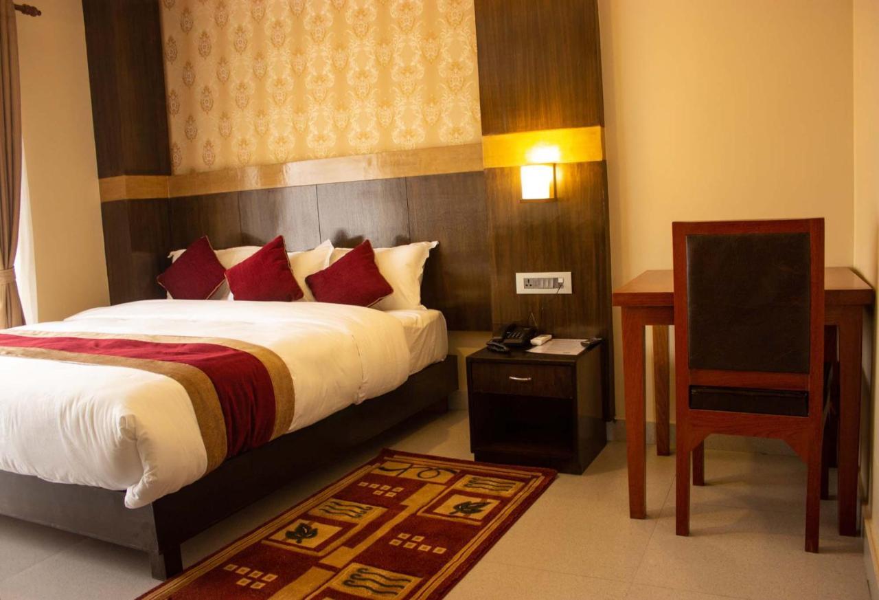 Hotel Silverline Pokhara Luaran gambar