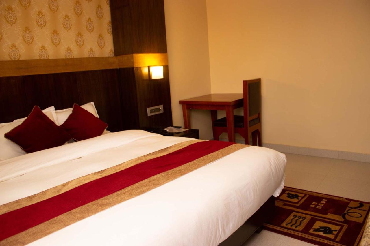 Hotel Silverline Pokhara Luaran gambar